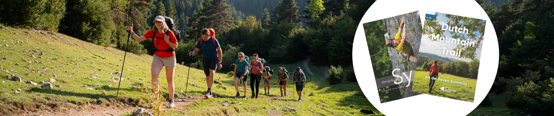 Mensen wandelen door de bergen en er zijn twee boekjes afgebeeld
